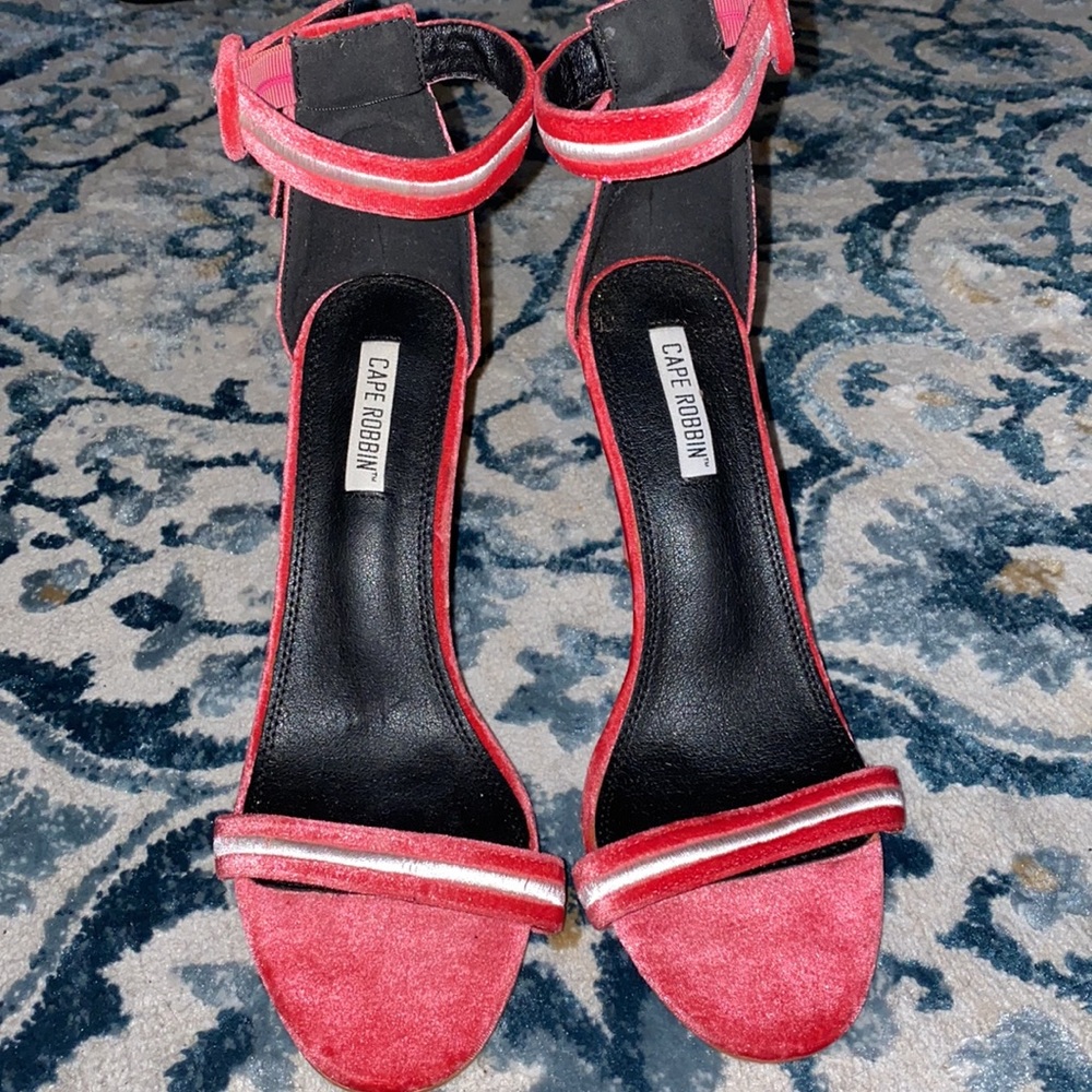 Cape Robbin Sandal’s - Picture 3 of 7